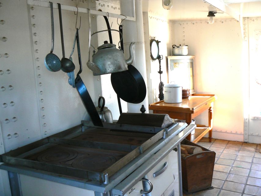 Hamburg: RICKMER RICKMERS Museum Entry Ticket - The onboard restaurant and Hamburg food