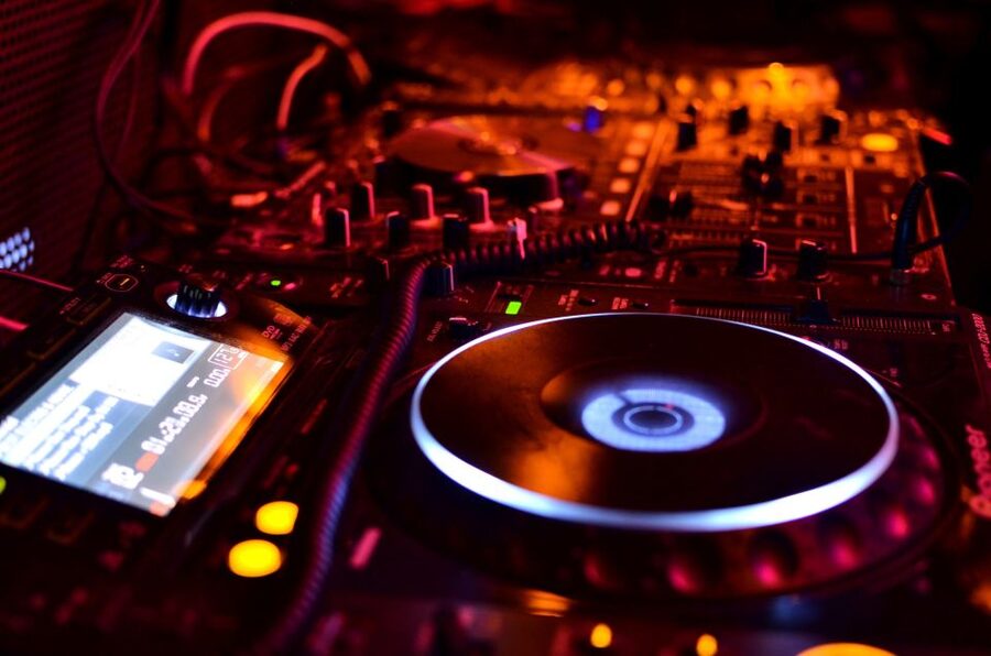Hamburg: Saturday Night Boat Party - Who will enjoy this Saturday cruise?