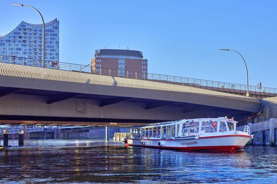 Hamburg: Sightseeing Cruise through the City's Waterways - Key points before you book
