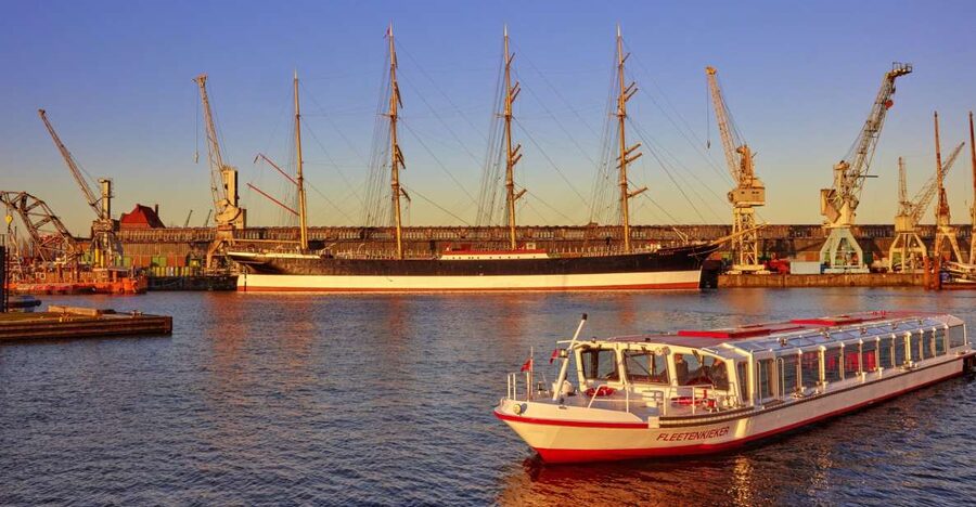 Hamburg: Sightseeing Cruise through the City's Waterways - Why Hamburg makes sense from the water