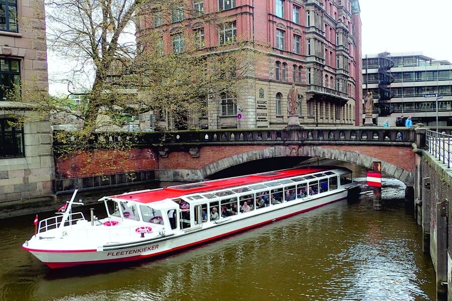 Hamburg: Sightseeing Cruise through the City's Waterways - A short detour to the four-masted Peking
