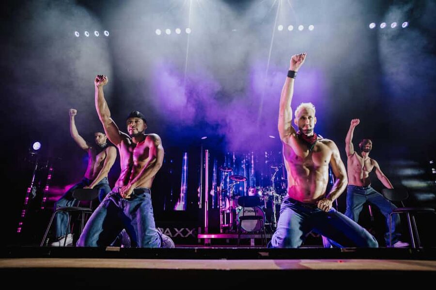 Hamburg: SIXX PAXX Show Entry Ticket - Acrobatics and choreography bring the energy