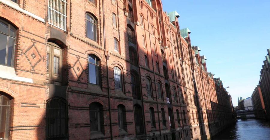 Hamburg: Speicherstadt & HafenCity 2-Hour Walking Tour - Following the Zollkanal through Speicherstadt
