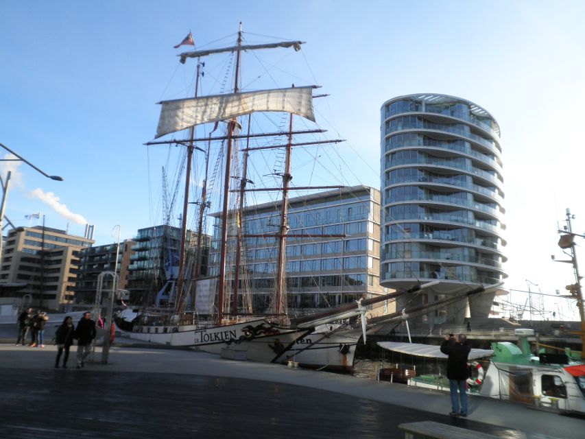 Hamburg: Speicherstadt & HafenCity 2-Hour Walking Tour - Crossing Brooktorkai into 21st-century HafenCity
