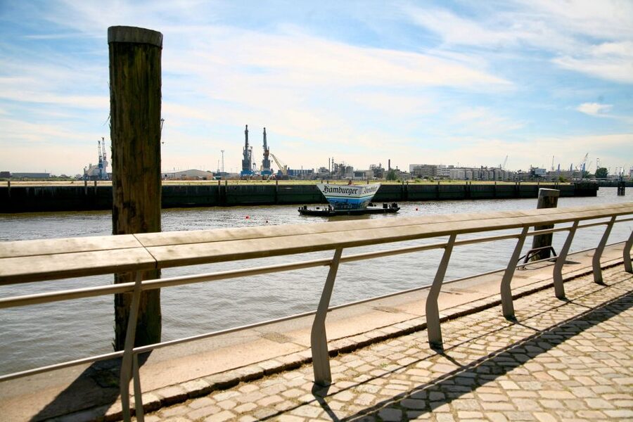 Hamburg: Speicherstadt & HafenCity 2-Hour Walking Tour - Languages, guides, and the right pace