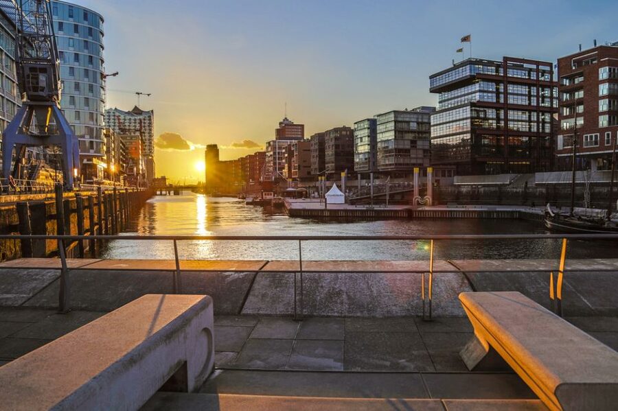 Hamburg: Speicherstadt & HafenCity Tour - Tea, coffee, and the working Speicherstadt