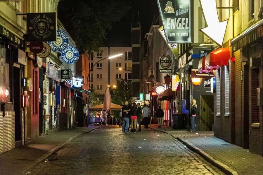 Hamburg: St. Pauli Highlights Guided Tour with Beer for 18+ - Local bars, Spielbudenplatz, and the first drink