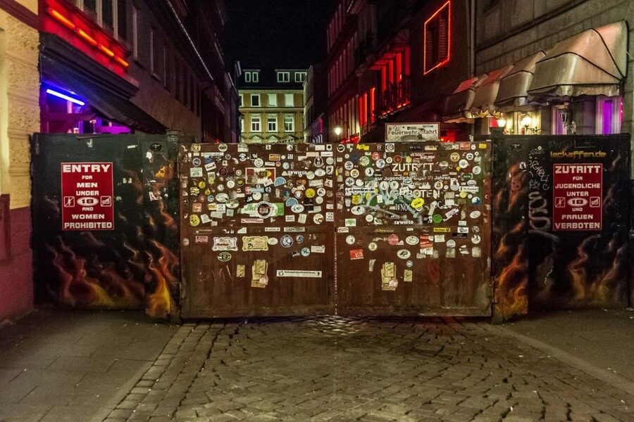 Hamburg: St. Pauli Highlights Guided Tour with Beer for 18+ - Paying extra for the Zur Ritze boxing cellar