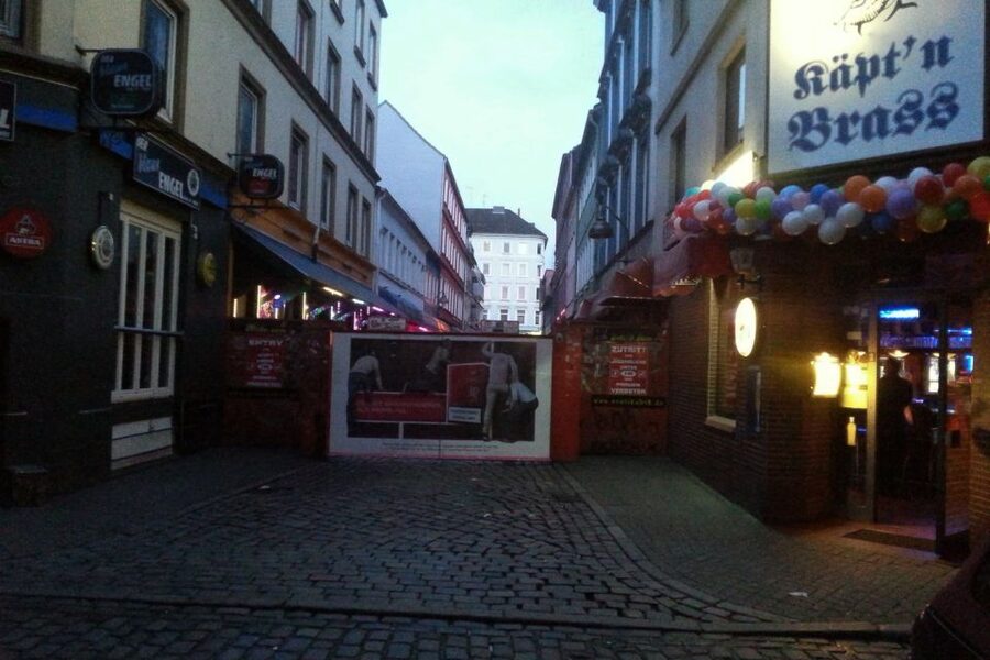 Hamburg: St. Pauli Tour with the White Dandy - Inside the red-light district