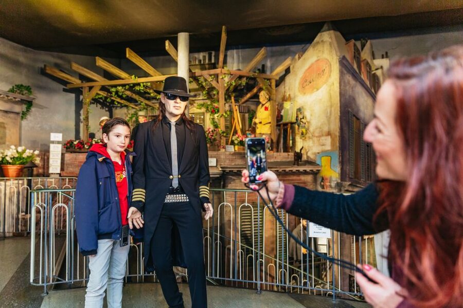 Hamburg: Ticket to the Panoptikum Waxworks - Arriving at Spielbudenplatz in St. Pauli