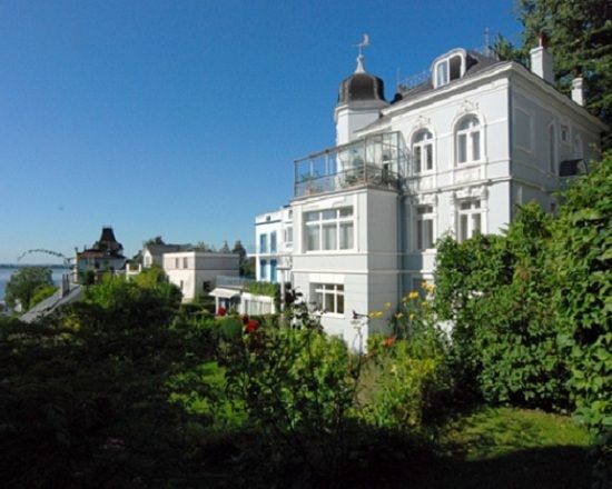 Hamburg: Tour of Blankenese on the Banks of the Elbe - Walking through villas, gardens, and hillside streets