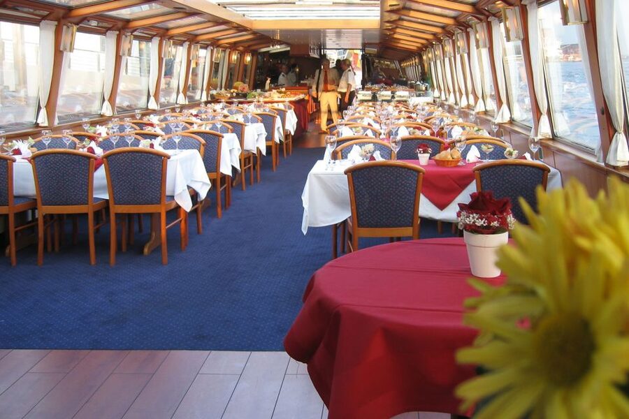 Hamburg: Traditional Harbor Tour with Commentary - Why Hamburg’s harbor is worth seeing by boat