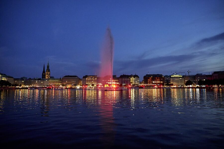 Hamburg: Twilight cruise - The Inner Alster and its changing reflections