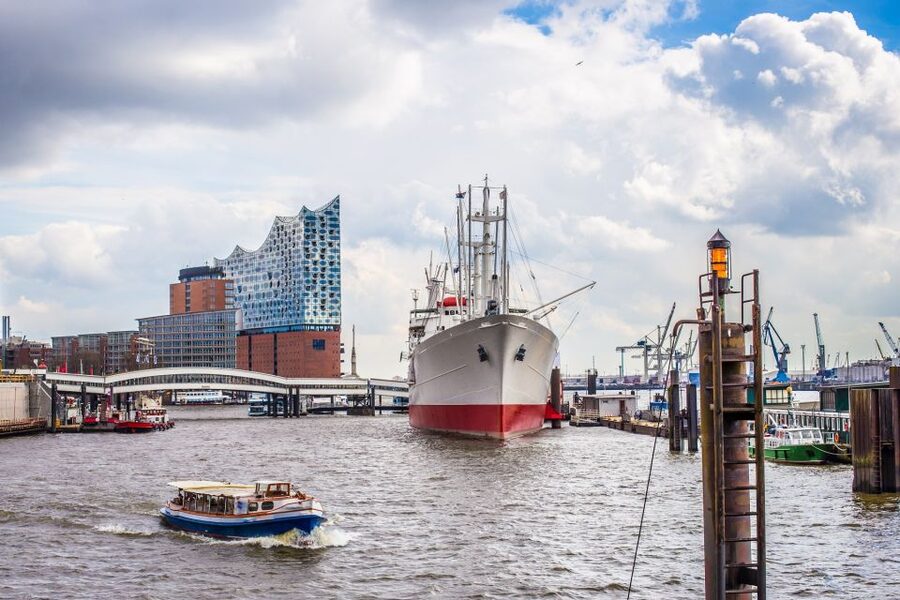 Hamburg: Ultimate Barge Tour with Live Commentary - Boarding at Landungsbrücken