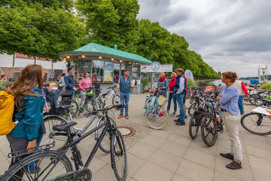 Hannover: Guided Bike Tour for Foodies with Tastings - Maschsee Adds Water and Open Space
