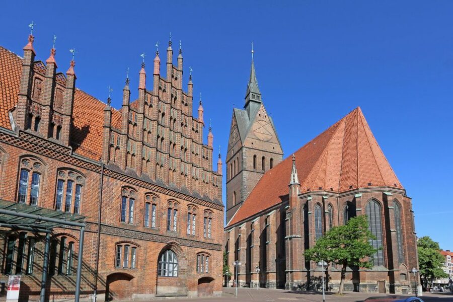 Hannover: Guided Old Town Walking Tour - Leineschloss, a palace with a political life