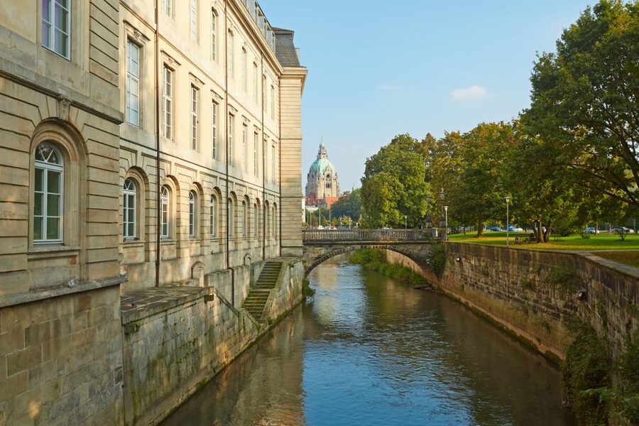 Hannover: Guided Old Town Walking Tour - New Town Hall and Hannover’s grander scale