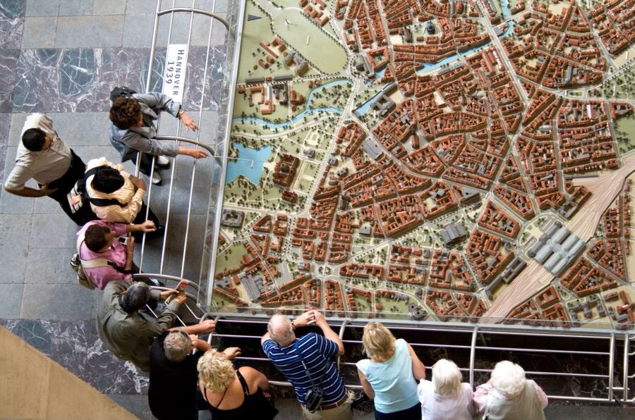 Hannover: New Town Hall exclusive Guided Walking Tour - Behind the doors: the restricted rooms