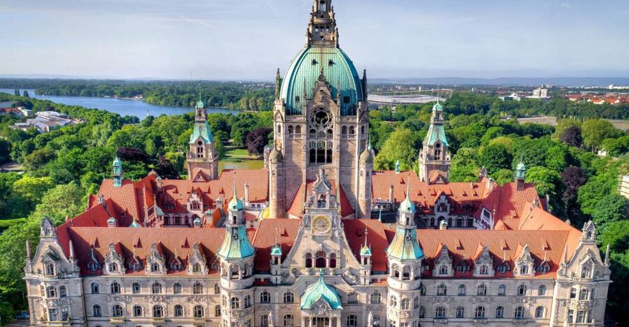 Hannover: New Town Hall exclusive Guided Walking Tour - Meeting outside the New Town Hall