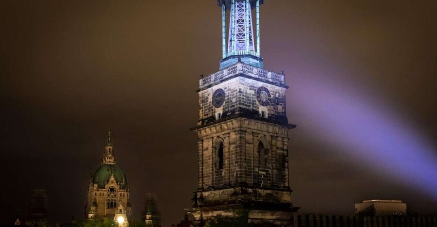 Hanover: Flashlight Guided Walking Tour at Night - Marktkirche and Hanover’s Red Brick Character