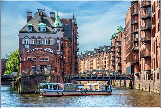 Harbor cruise on the beautiful Elbe - Boarding at Brücke 1