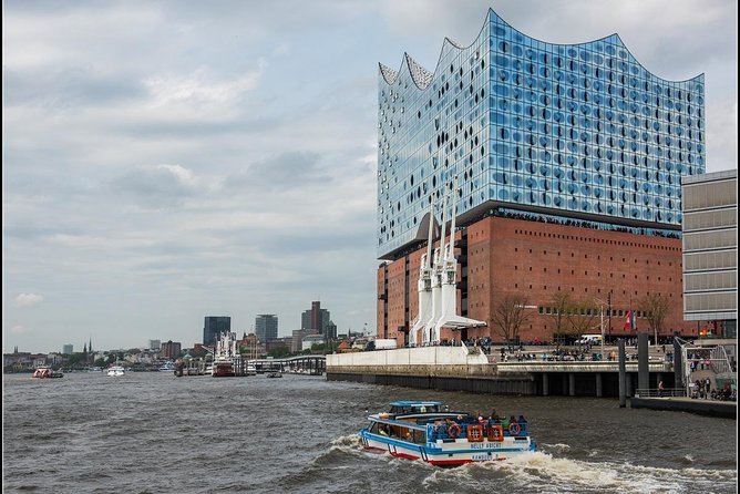 Harbor cruise on the beautiful Elbe - One hour on board: comfort and views