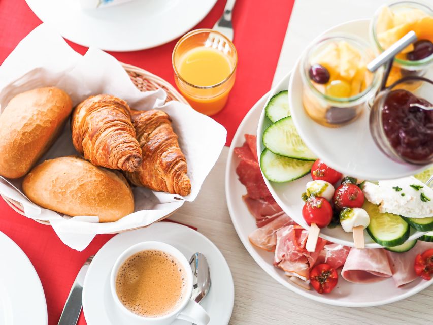 Heidelberg: Breakfast boat cruise - Leaving Heidelberg with breakfast on the table