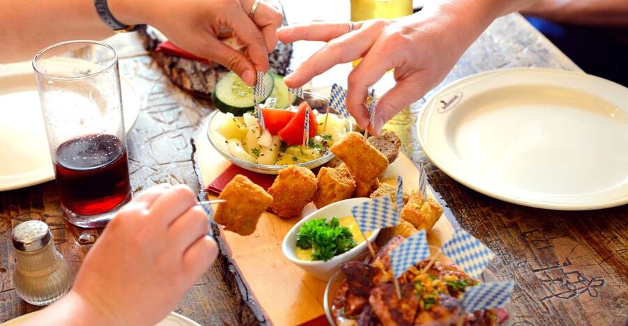 Heidelberg: Culinary city tour with delicious samples - International food and pasta add variety