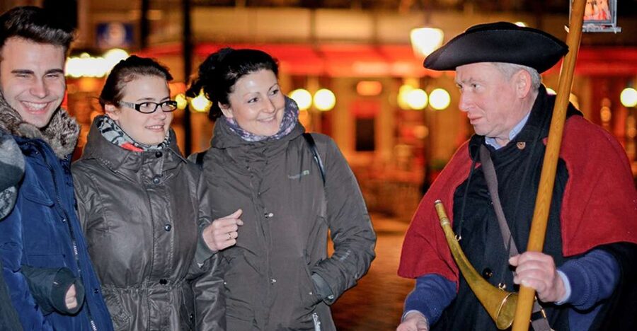 Heidelberg: night watchman tour through the old town - Meeting the night guard by the Brückenaffe