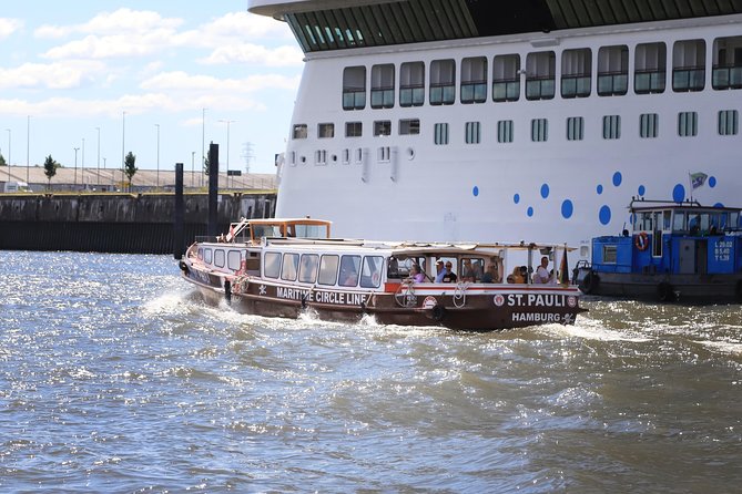 Hop-on hop-off on the water with the Maritime Circle Line in Hamburg - Port Museum Hamburg and the pre-container harbor