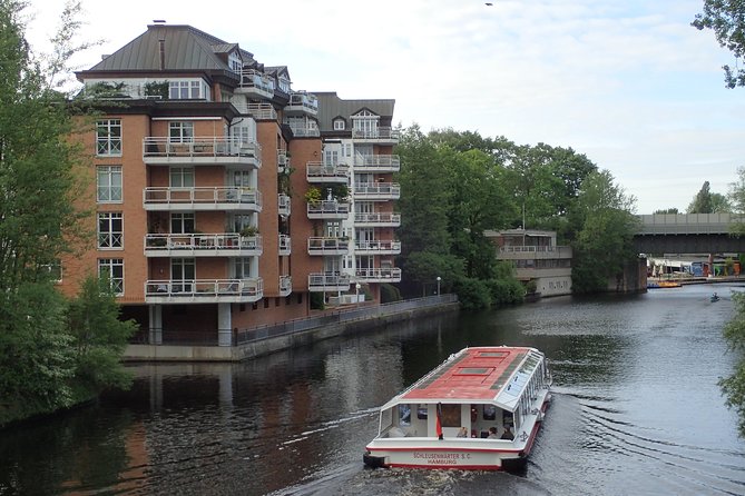 Kanalfahrt - Discover the different faces of the city! - A two-hour view of Hamburg without the footwork