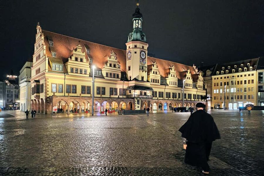 Leipzig: 1.5-Hour Public Tour with Night Watchman Bremme - Who should book this Leipzig night tour?