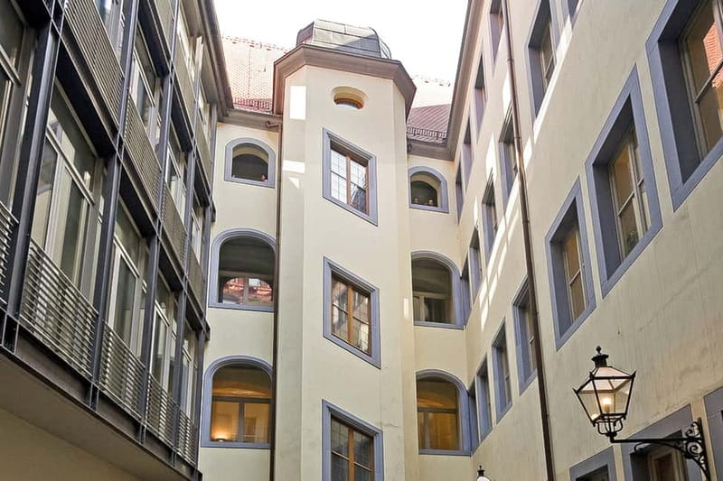 Leipzig: Courtyards, Houses, Trade - Passage Tour in German - Exhibition houses and the making of modern passages