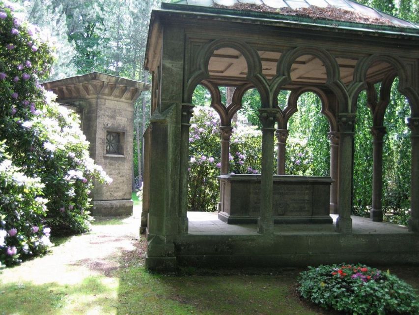 Leipzig: Guided Tour of the Southern Cemetery - Practical Comfort and Accessibility