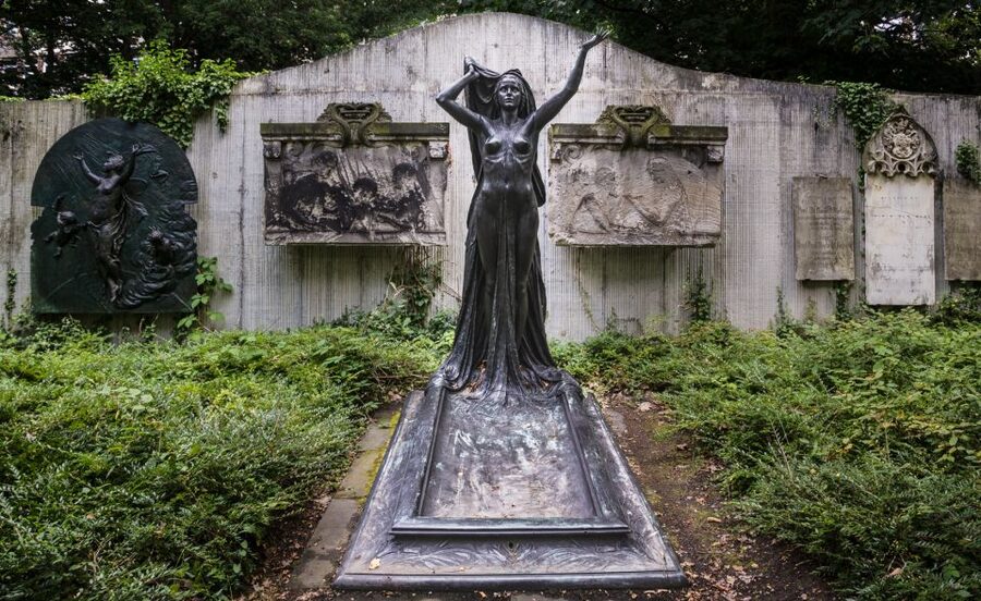 Leipzig Old Cemetery: 75-Minute Dark History Tour - The opening walk through Leipzig’s old burial ground