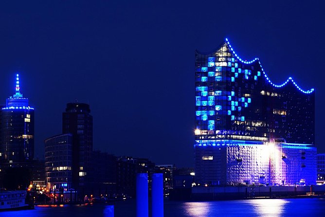 Lights tour through the port of Hamburg and to the historic warehouse district - German Commentary and the English Audio App