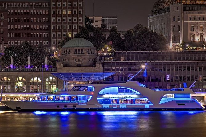 Lights tour through the port of Hamburg and to the historic warehouse district - The Illuminated Speicherstadt From the Water