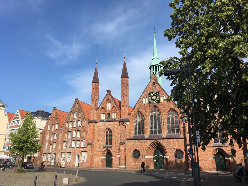 Lübeck: Backyards and Town Houses Private Guided Tour - Courtyards, corridors, and low passages