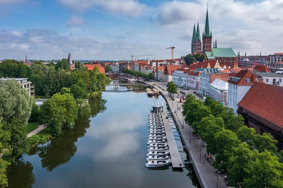 Lübeck: Electric Boat Rental - without driving licence - Key points to know before you book