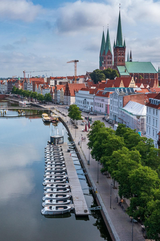 Lübeck: Electric Boat Rental - without driving licence - Choosing between one, two, and three hours