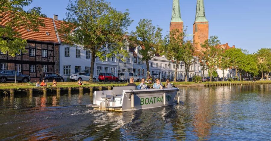 Lübeck: Electric Boat Rental - without driving licence - What the boat feels like with six people