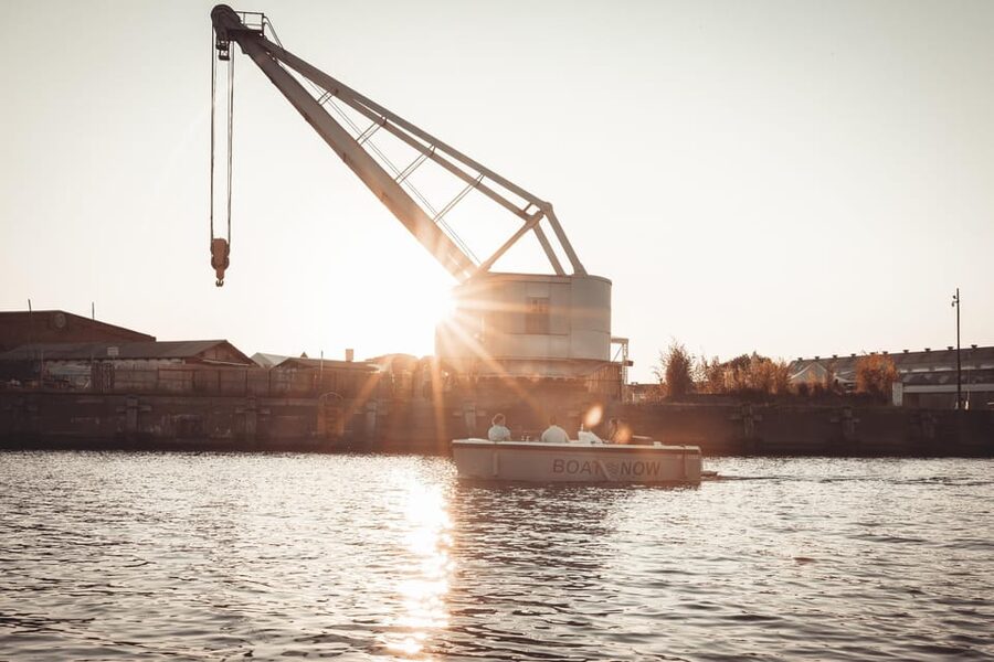 Lübeck: Electric Boat Rental - without driving licence - Why the electric motor improves the ride