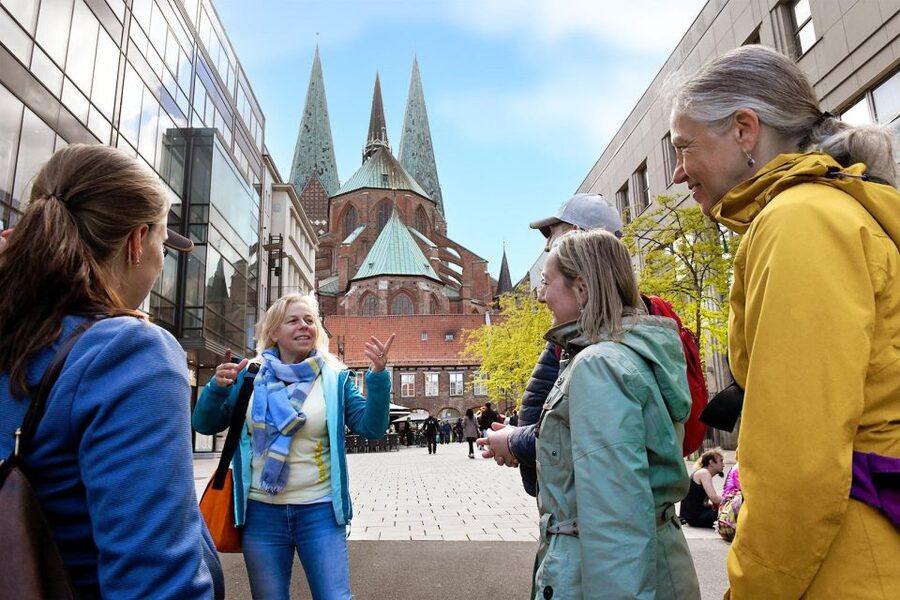 Lübeck: entertaining guided tour to old town highlights - Meeting the tour at the Holstentor