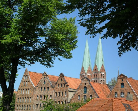 Lübeck: Hanseatic League History Walking Tour - Finishing at the Hospital of the Holy Spirit