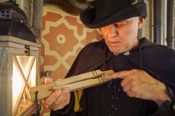 Medieval city tour with night watchman in Munich in German - Meeting Wolfram at Marienplatz after dark