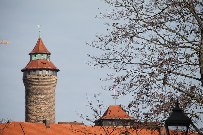 Medieval Tour in Nuremberg in Spanish - Ehekarussell, a fountain about married life