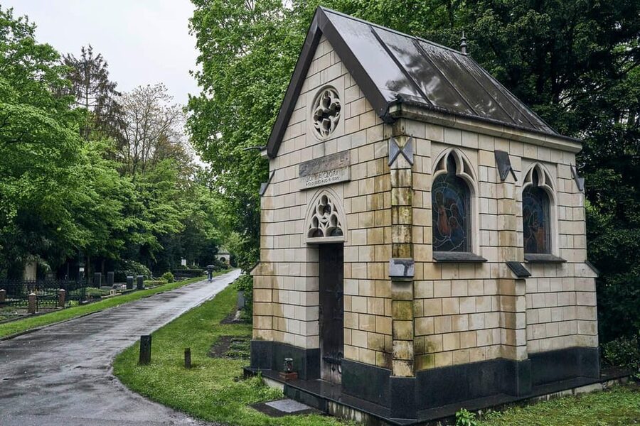 Melaten Friedhof: Guided tour with all senses - The first paths: trees, animals, and a quiet city park