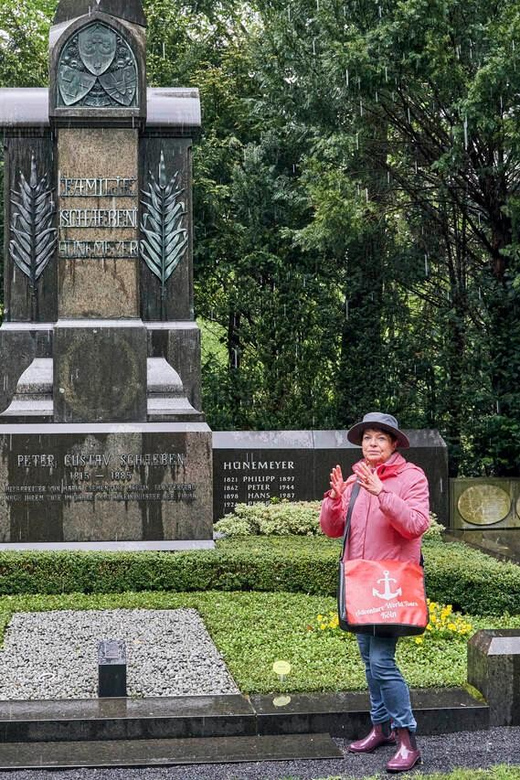Melaten Friedhof: Guided tour with all senses - Hennes, the tiled stove, and other unusual questions