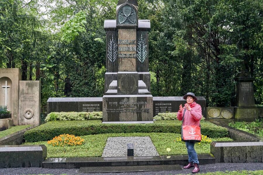 Melaten Friedhof: Guided tour with all senses - Meeting at Aachener Straße and entering the cemetery