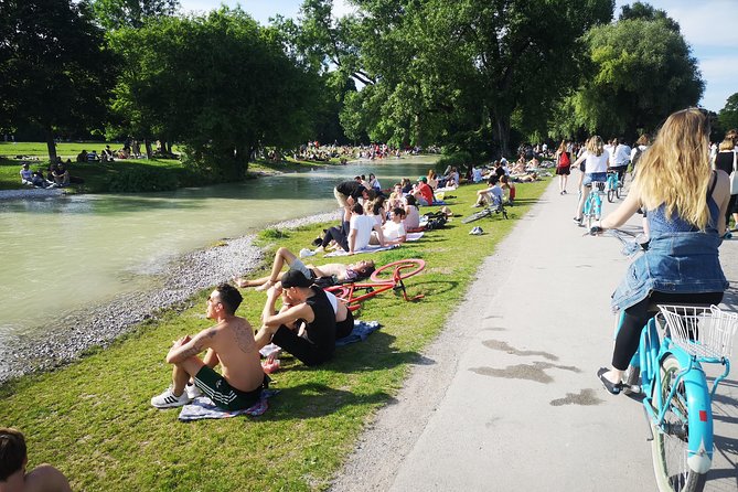 Mini Classic Bike Tour @ 4pm incl. Beer Garden & Surfers 2,5 hrs - Odeonsplatz reveals Munich’s grandest square
